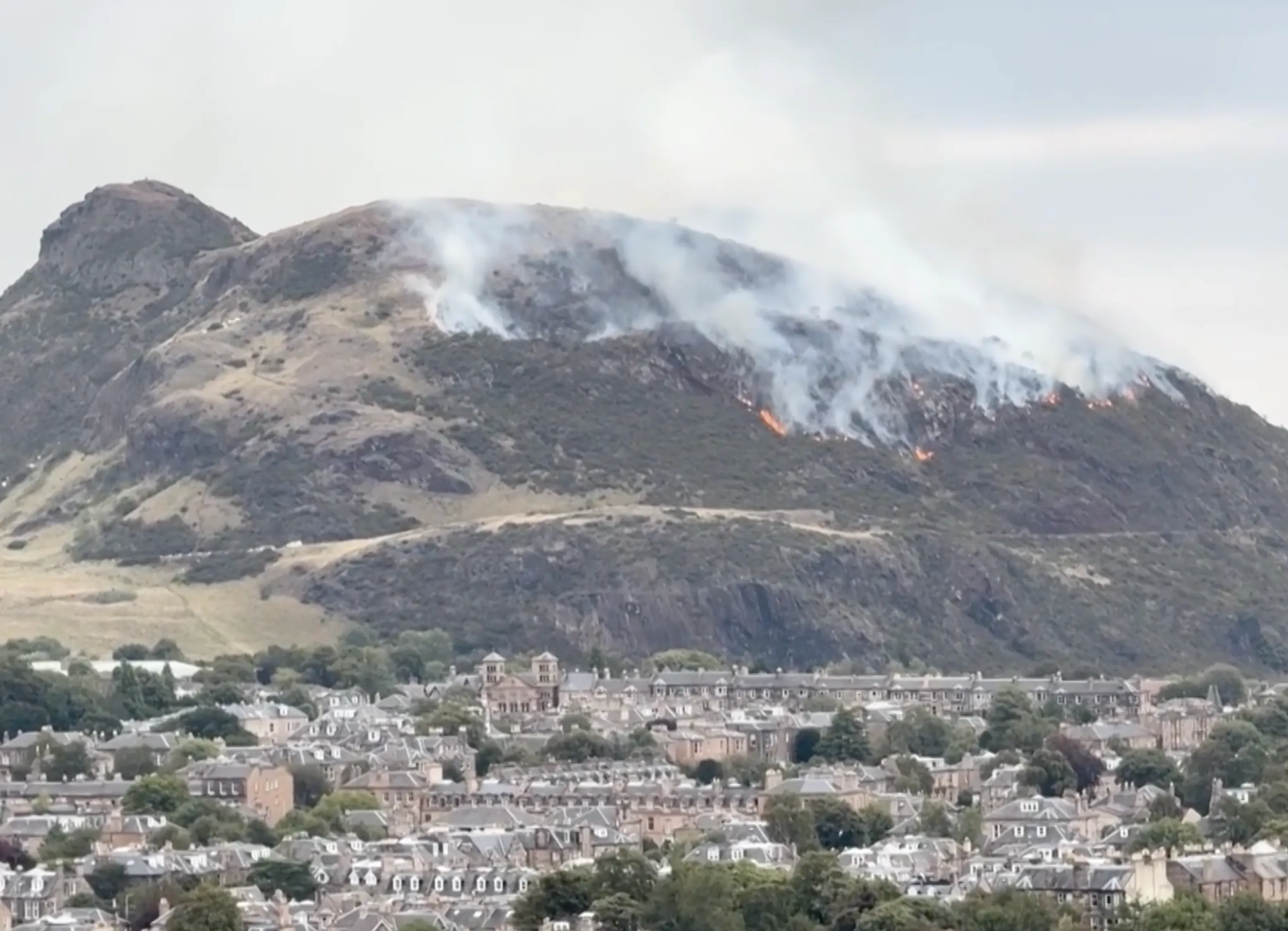 Пожежа на легендарному Артурс-Сіт в Единбурзі: вогонь локалізовано, туристів евакуйовано